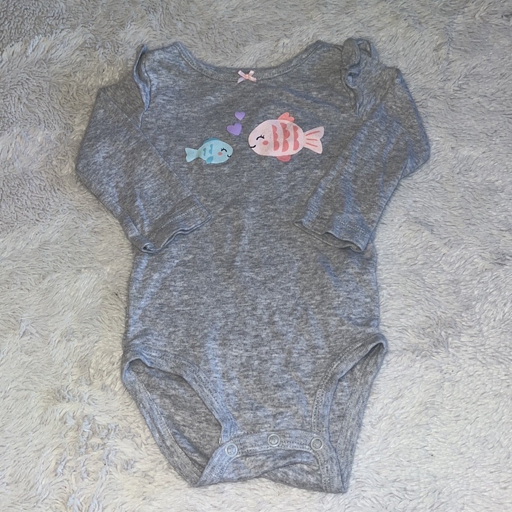 (3 for$10) carters long sleeve gray fish print bodysuit 6 month 100% cotton🐟